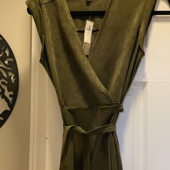 Banana Republic NWT size 0P , wrap dress in Olive - Picture 3 of 8